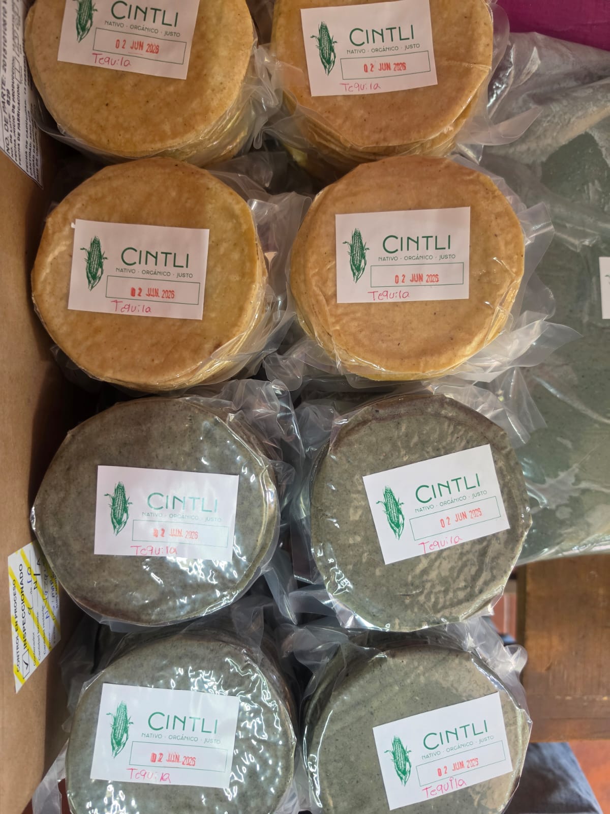 Masa nixtamalizada Cintli blanca y azul en empaque grado alimenticio al vacío, molida a diario para restaurantes